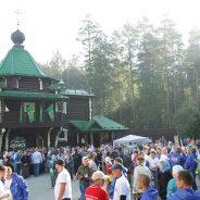 У шахты в монастыре святых Царственных страстотерпцев паломники совершили молебен