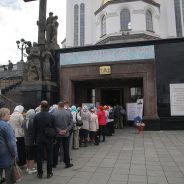 «Молиться и просить»: порядка 9 000 верующих посетили десницу святителя Спиридона в первый день пребывания святыни в Екатеринбурге