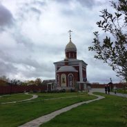 «Мы обязаны рассказывать людям о подлинной истории нашей страны»: митрополит Кирилл посетил музей «Напольная школа» в Алапаевске