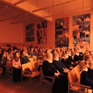 А струны прекрасней звучат, когда их душою услышать…