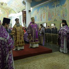 Митрополит Кирилл и епископ Алексий совершили Божественную литургию в Свято-Троицком кафедральном соборе