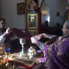 В неделю Крестопоклонную епископ Алексий совершил Божественную литургию в Спасо-Преображенском соборе