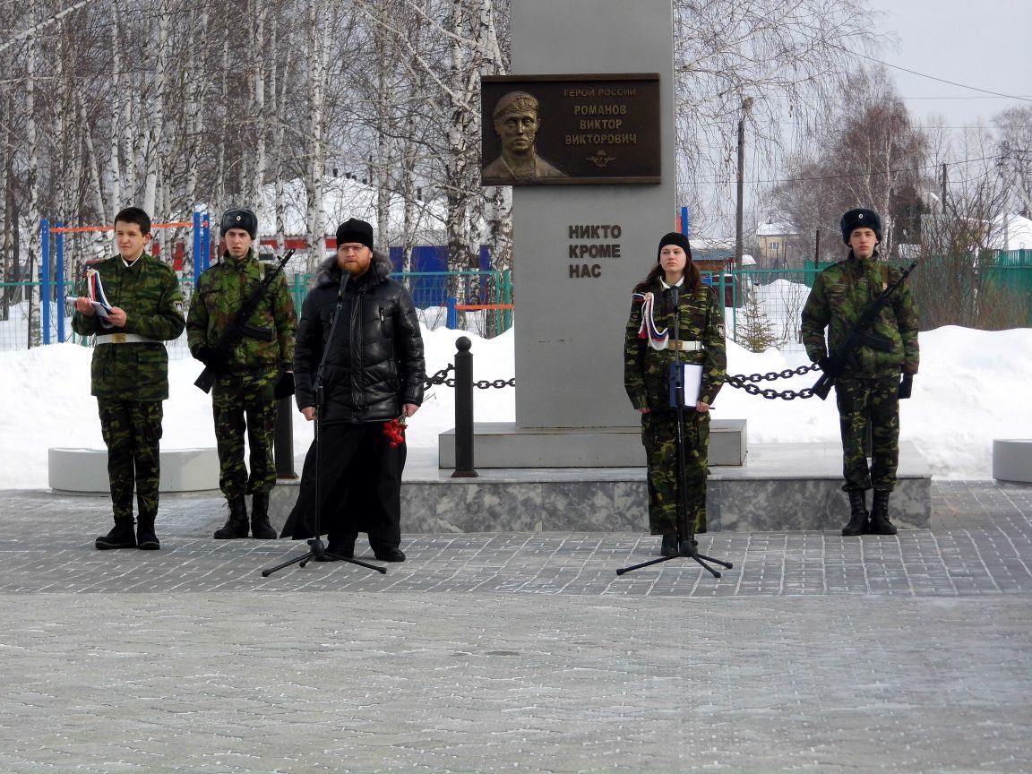 Погода сосьва серовский. Памятники поселка Сосьва. Памятники в Сосьве Серовского района. Улица Виктора Романова Сосьва. Посёлок Сосьва Серовского района школа 1.