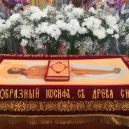 В Великую Пятницу епископ Алексий совершил вечерню с выносом Плащаницы