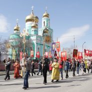 Детский крестный ход с епископом Алексием