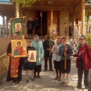 Прихожане поселка Гари крестным ходом встретили мощи целителя Пантелеимона