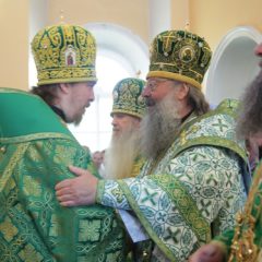 Сонм архиереев совершил Божественную литургию в Свято-Троицком соборе Каменска-Уральского