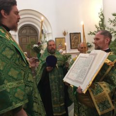 Епископ Алексий совершил вечернее богослужение накануне дня Святой Троицы