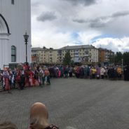 «Придите, люди, трисоставному Божеству помолимся!» —  православный Серов отметил Праздник Святой Троицы
