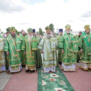 В день Каменской епархии митрополит Кирилл с сонмом архиереев возглавил Божественную литургию в Свято-Троицком архиерейском подворье Каменска-Уральского