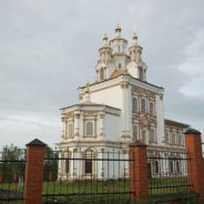 Митрополит Кирилл, епископ Евгений и епископ Алексий совершили Божественную литургию в Введенском храме Карпинска