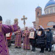 «Это особое прошение к Богу, чтобы Он помог пережить испытание»: в Екатеринбурге прошел автомобильный крестный ход в защиту «от смертоносной заразы»