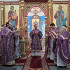 Епископ Алексий совершил Божественную литургию в неделю Крестопоклонную