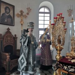В Великий понедельник Страстной седмицы епископ Алексий совершил литургию в Свято-Пантелеимоновском женском монастыре
