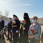 В День Победы епископ Алексий возложил цветы к памятнику Защитникам Отечества