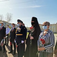В День Победы епископ Алексий возложил цветы к памятнику Защитникам Отечества