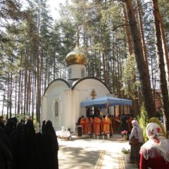 Сонм архипастырей совершил Божественную литургию в монастыре новомучеников и исповедников Церкви Русской в Алапаевске