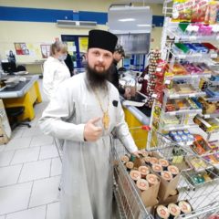 Волонтеры отдела социального служения закупили продовольствие для продуктового склада