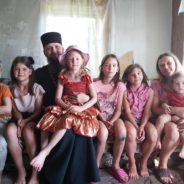 Две яркие семьи фонда «Сотвори милость». Каждая воспитывает по 8 детей!