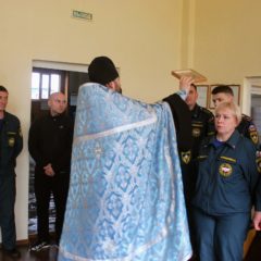 Священник Североуральского храма посетил местную пожарную часть