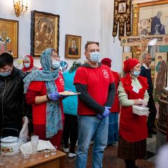 Волонтёры молодёжного отдела Серовской епархии приняли участие в организации богослужения на День епархии