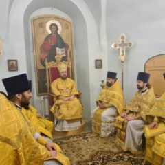 Епископ Алексий возглавил Литургию в Петропавловском храме города Североуральска