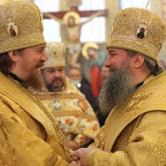 Митрополит Евгений и епископ Алексий совершили Божественную литургию в храме Серафима Саровского