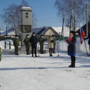 В память о героях-десантниках на территории 1 школы поселка Сосьва, прошел торжественный митинг