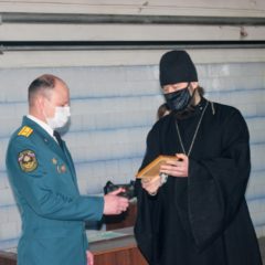 Священник Североуральского Храма поздравил пожарников с их праздником