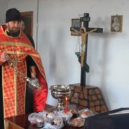 Североуральский священник освятил Пасхи в поселке Баяновка