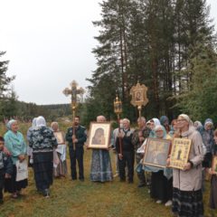 В Карпинске совершили праздничную Божественную Литургию с автомобильным крестным ходом