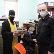 В Североуральске Священник Петропавловского Храма посетил изолятор временного содержания