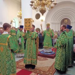 Преосвященный Феодосий совершил Божественную Литургию в праздник Входа Господня в Иерусалим в кафедральном соборе в честь Преображения Господня г. Серова.