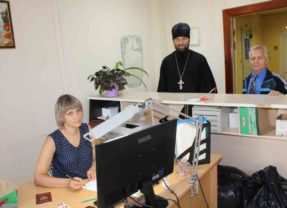 Североуральский священник с общественниками посетили подразделения полиции при местном ОВД