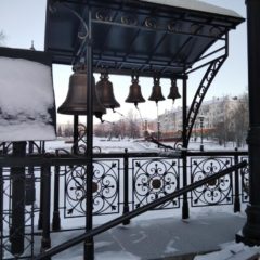 На центральной площади Краснотурьинска при храме во имя апостола и евангелиста Иоанна Богослова установлена малая звонница