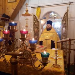 18 декабря 2022 года накануне праздника святителя Николая Чудотворца настоятель прихода свт. Николая Чудотворца пос. Сосьва священник Сергий Михалёв совершил всенощное бдение с пением акафиста святителю