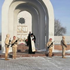 Литию «о упокоении душ усопших рабов Божиих – воинов, за народ и Отечество жизнь свою положивших» отслужил благочинный Надеждинского округа, настоятель храма Воскресения Христова г. Новая Ляля иерей Николай Мелехин