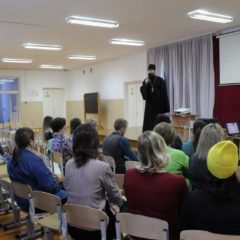 Священник Петропавловского Храма посетил родительские собрания в школах Североуральска