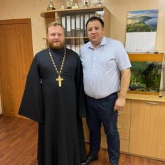Встреча иерея Сергия Михалёва с Вервейном Александром Вячеславовичем — руководителем рабочей группы по мониторингу ликвидации последствий пожаров в Северном управленческом округе (п. Сосьва)