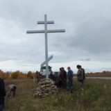 Поклонный крест на въезде в поселок Романово.