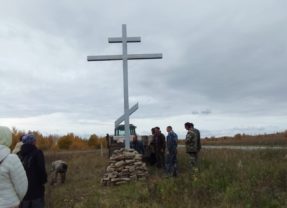 Поклонный крест на въезде в поселок Романово.