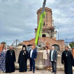23 июня епископ Серовский и Краснотурьинский Феогност освятил новые колокола Введенского собора в городе Карпинск