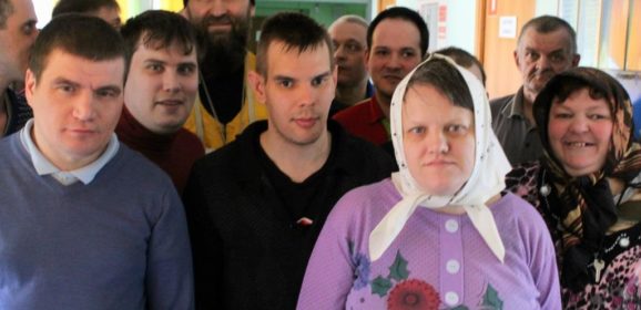 Священник посетил подопечных психоневрологического интерната с пасхальной радостью (г.Североуральск)