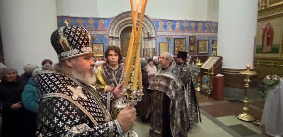 Епископ Феогност совершил богослужения Великой Пятницы