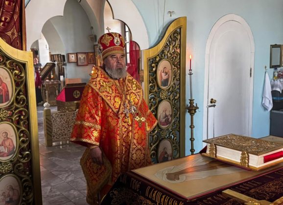 Епископ Феогност совершил вечерню в первый день Пасхи
