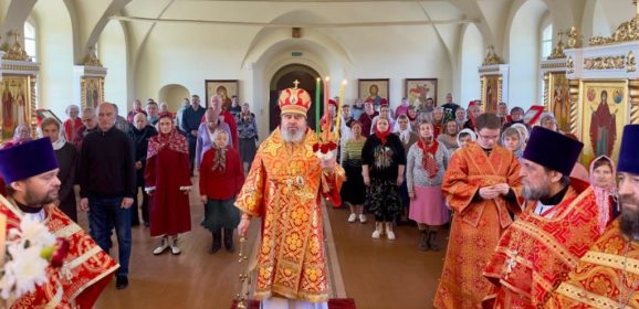 Епископ Феогност совершил Божественную Литургию в храме свв. апп. Петра и Павла г. Североуральска