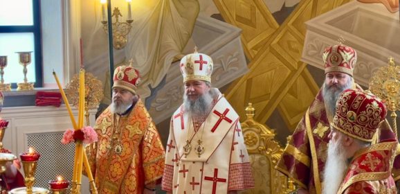Архипастыри Екатеринбургской митрополии совершили Божественную Литургию в Светлую Пятницу