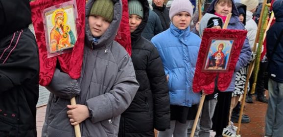 Воспитанники воскресной школы города Волчанска приняли участие в детском крестном ходе в городе Краснотурьинск