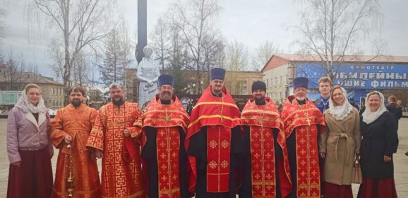 Духовенство Преображенского кафедрального собора города Серова возложило венок к мемориалу у Вечного Огня