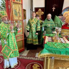 8 июня, в День Святой Троицы, Преосвященный Феогност, епископ Серовский и Краснотурьинский, совершил Божественную Литургию в кафедральном соборе в честь Преображения Господня г. Серова